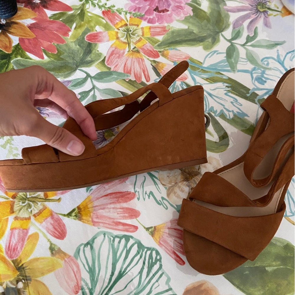 Cute suede sandals.